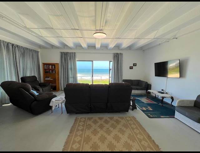 5 BEDROOM HOUSE FOR SALE IN UVONGO BEACH